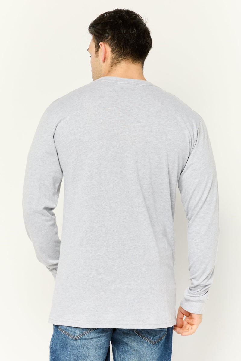 Prince تي شيرت رجالي بأكمام طويلة وياقة دائرية بطباعة شعار العلامة التجارية، رمادي - Image 2